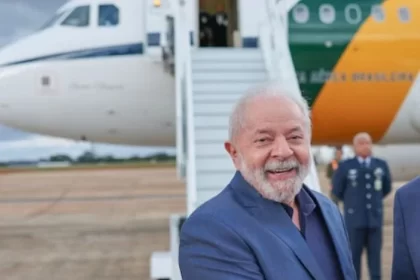 imagem do presidente Lula e ao fundo a aeronave presidencial.