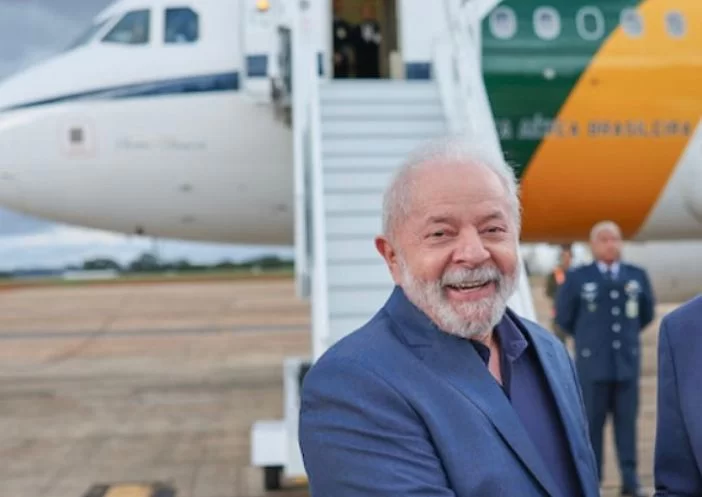 imagem do presidente Lula e ao fundo a aeronave presidencial.