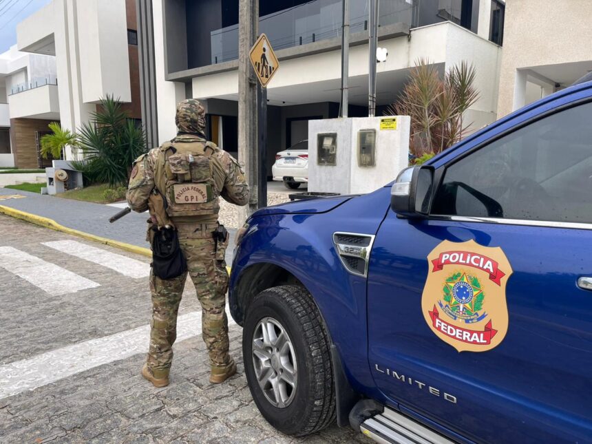 imagem da viatura e de um policial federal