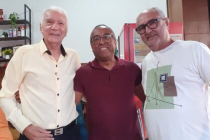 Na foto da esquerda para a direita : jornalista Paulo Lima, coronel Serpa e Luiz Mafra, coordenador do IBGE em Itabuna.