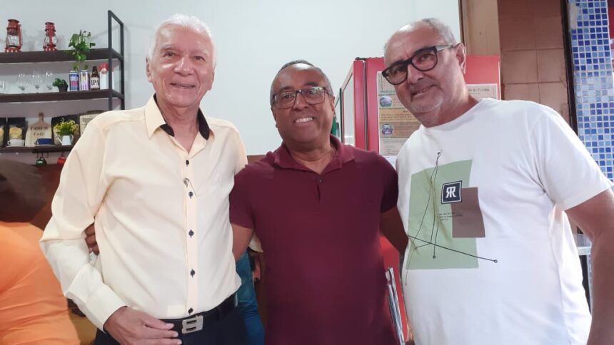 Na foto da esquerda para a direita : jornalista Paulo Lima, coronel Serpa e Luiz Mafra, coordenador do IBGE em Itabuna.